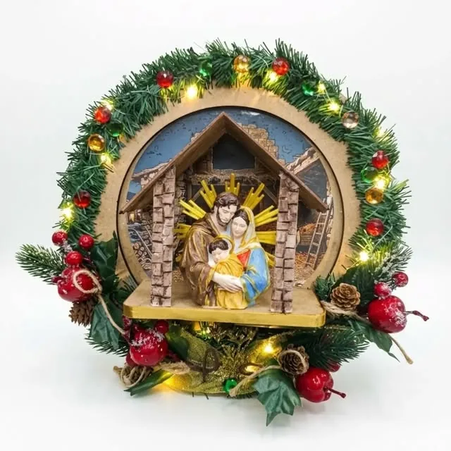 Guirlanda verde de Natal vista de frente, com pinhas, bolas vermelhas, luzinhas e medalhão com presépio em relevo